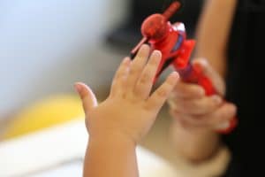 מבטים, ילד קטן משחק, עיצוב התנהגות